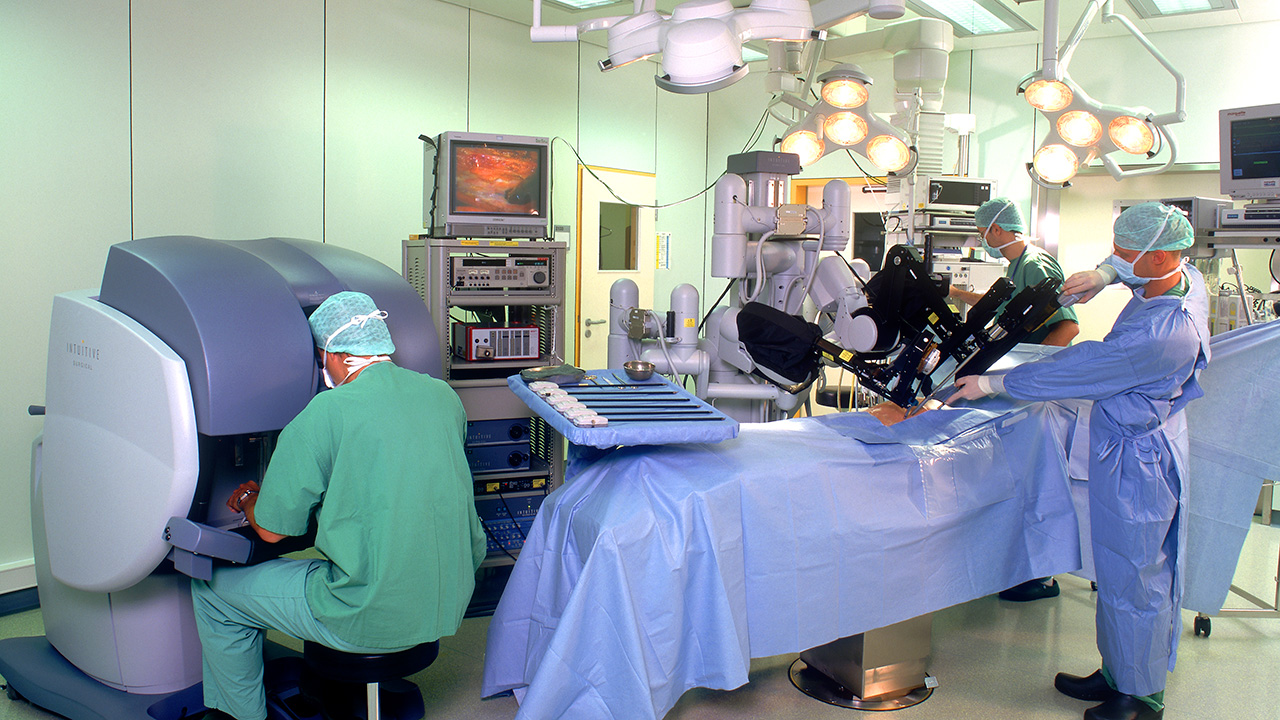 Простатэктомия роботом. Робот ассистированная операция да Винчи. Робот хирург да Винчи. Робот DAVINCI операция лапароскопическая. Робот да Винчи видеостойка.